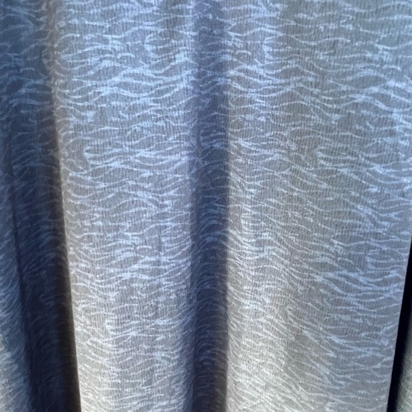 💙⛳️Greg Norman golf polo shirt size L in cool, subtle blue pattern. Excellent! - Picture 3 of 4